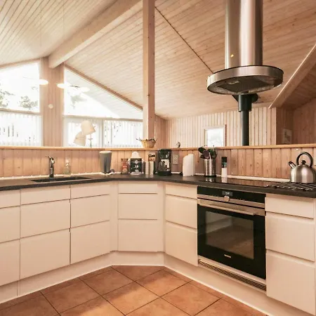 Four-bedroom Holiday In 6 Hotell 3*