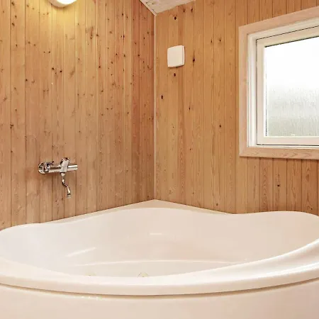 Four-bedroom Holiday In 6 Hotell